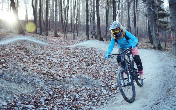 kvinnor med cyklar,1600x1000 px,cykel,hjälm,mountainbikes