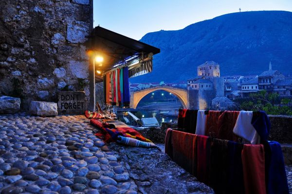 Paisaje urbano,antiguo,noche,nieve,invierno,azul