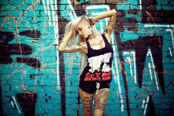 Kvinder,model,blond,langt hår,tatovering,armhulerne