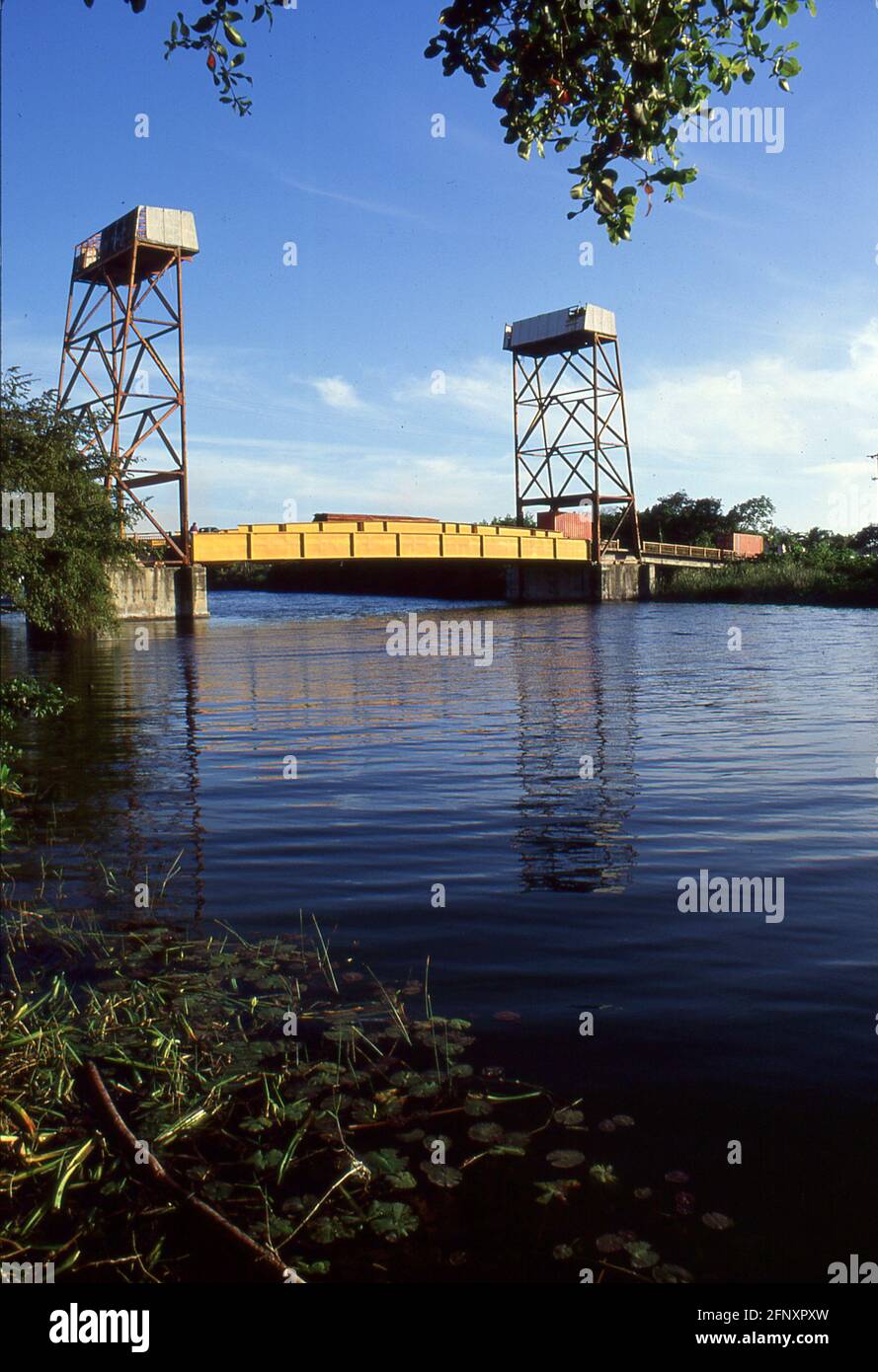 Bridge over the Rio Hondo, border between Belize and Mexico. Puente Internacional Stock Photo