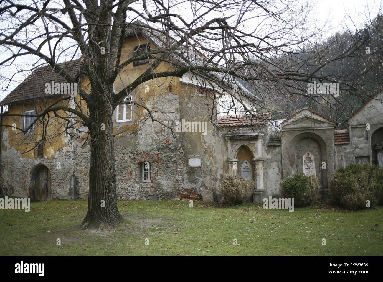 Cemetery wall, crumbling masonry, Jakobi cemetery, Leoben, Styria, Austria, Europe Stock Photo