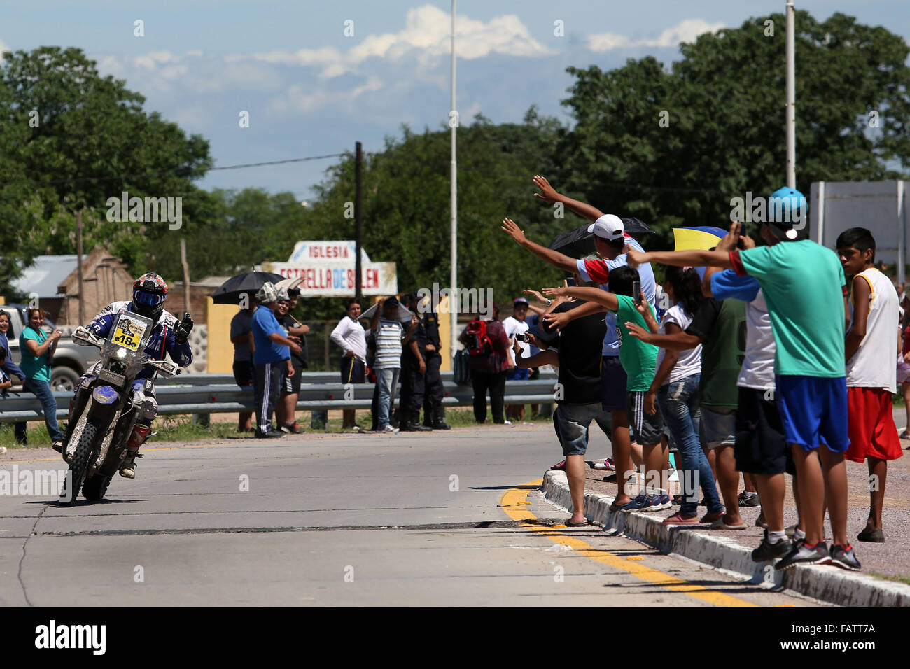 Santiago Del Estero, Argentina. 4th Jan, 2016. People watch a pilot driving during the second stage of the 2016 Dakar Rally, between Villa Carlos Paz and Termas de Rio Hondo, Argentina, on Jan 4, 2016. Credit:  Emilio Rapetti/TELAM/Xinhua/Alamy Live News Stock Photo