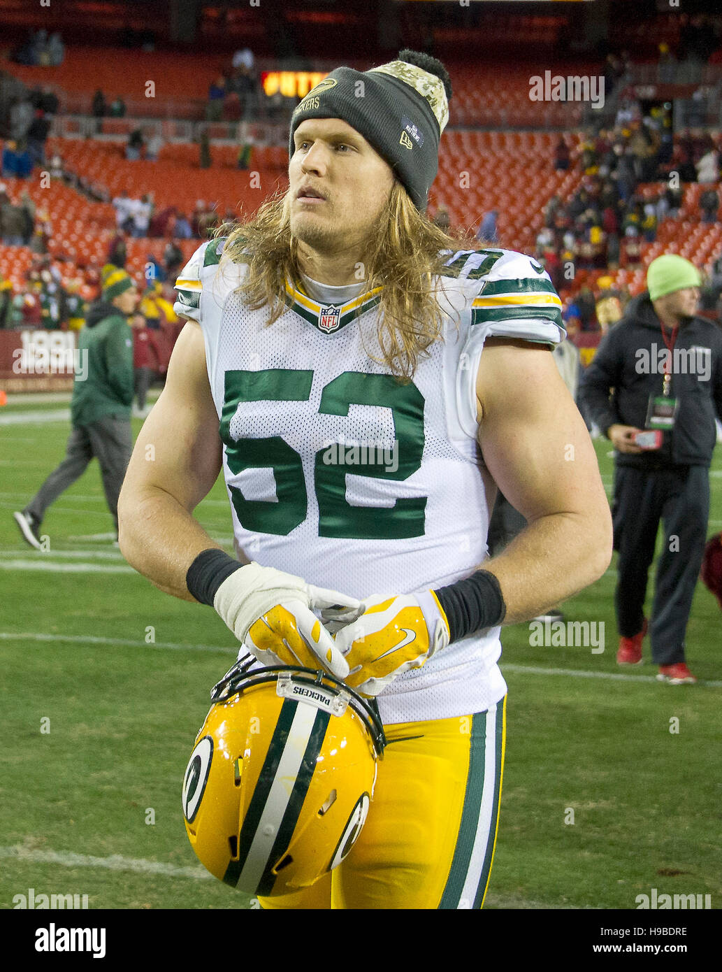 Landover, Maryland, USA. 20th Nov, 2016. Green Bay Packers outside linebacker Clay Matthews (52) leaves the field following his team's 42 - 24 loss to Washington Redskins at FedEx Field in Landover, Maryland on Sunday, November 20, 2016. Credit: Ron Sachs/CNP - NO WIRE SERVICE - Credit:  dpa picture alliance/Alamy Live News Stock Photo