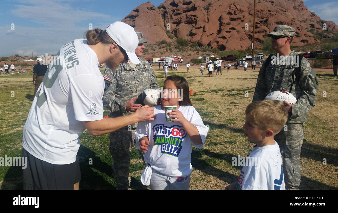 Green Bay Packer Clay Matthews, among other 2015 Pro Bowl players, and Arizona National Guard members work with children, some of whom have parents in the Guard, to promote childhood health through an NFL PLAY 60 clinic Jan. 21 at Papago Park Military Reservation. NFL, Arizona Guard team up for community fitness 150121-Z-XX999-020 Stock Photo