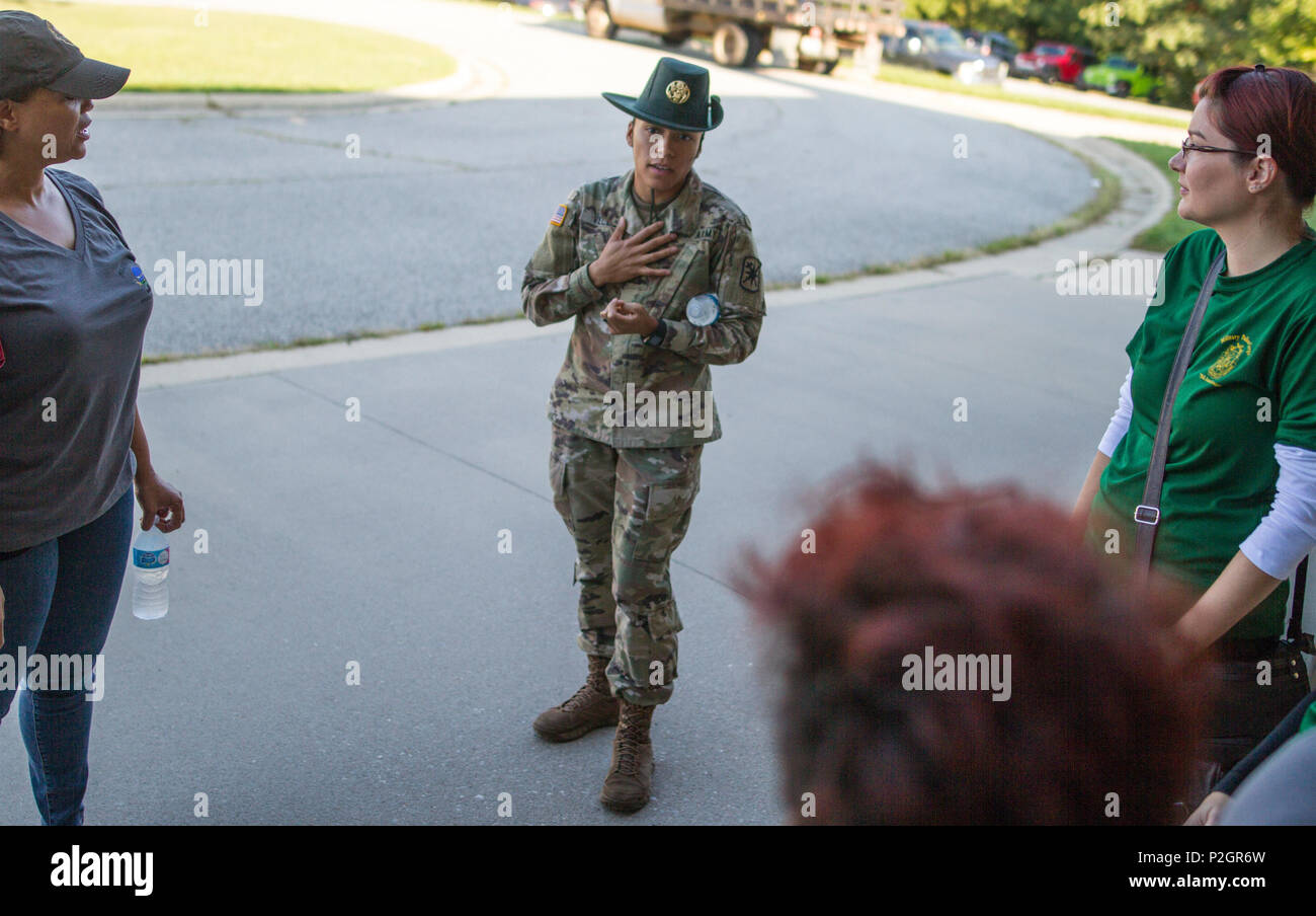 Staff Sgt. Coylan Velez, a drill sergeant with Company D, 795th Military Police Battalion from North Bergen, New Jersey, speaks to her group Sept. 20 before the MP Spouses Challenge at Fort Leonard Wood, Missouri. MPs attended events throughout the week to mark the regiment's 75th anniversary. (U.S. Army photo by Sgt. 1st Class Jacob Boyer/Released) Stock Photo