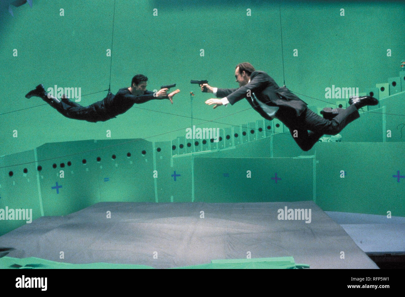 Original film title: THE MATRIX. English title: THE MATRIX. Year: 1999. Director: ANDY WACHOWSKI; LARRY WACHOWSKI. Stars: HUGO WEAVING; KEANU REEVES. Credit: ROADSHOW FILM LIMITED / Album Stock Photo