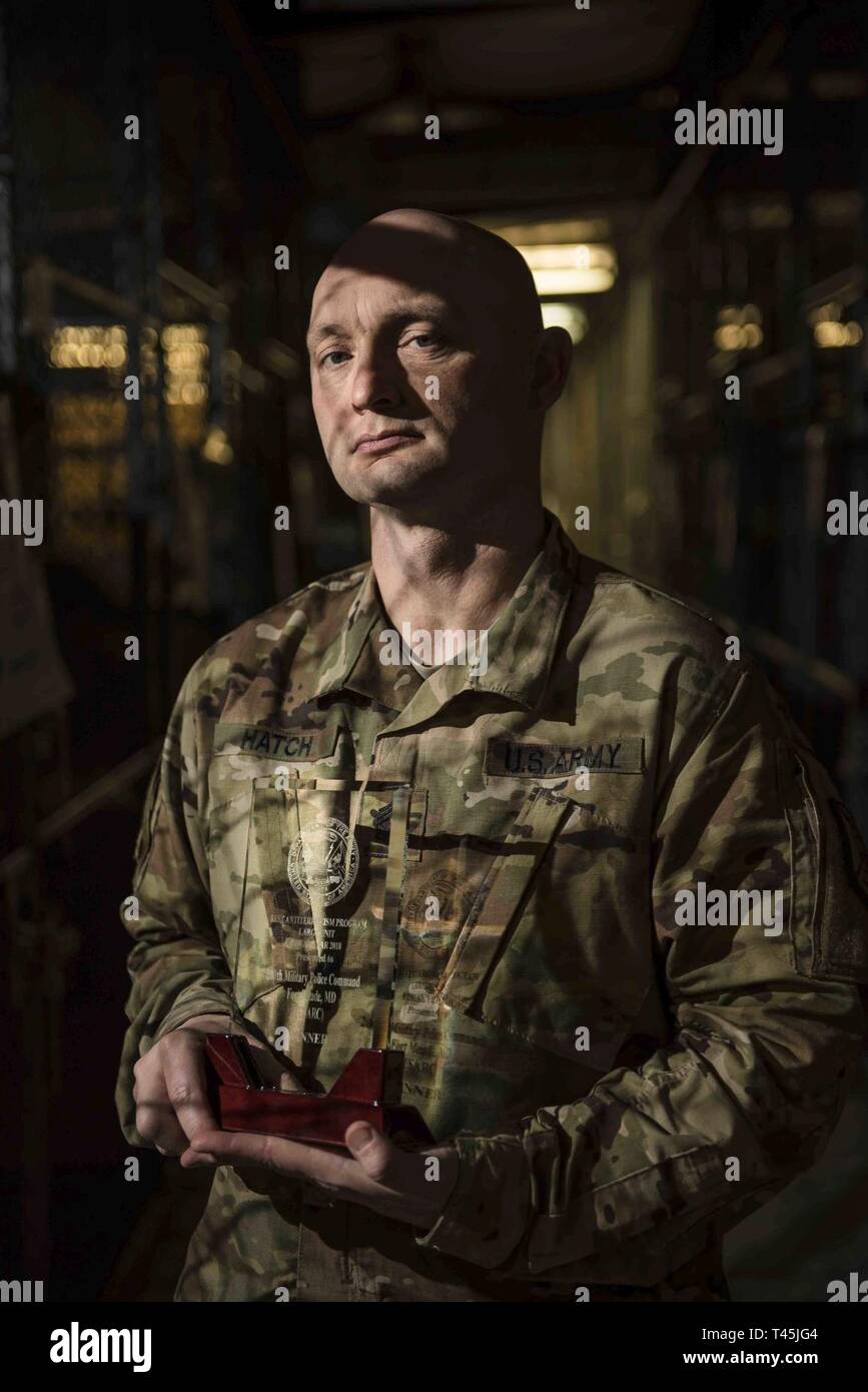 Master Sgt. Dennis Hatch, the antiterrorism program manager for the 200th Military Police Command, poses with the U.S. Army Antiterrorism Program “Best Large Unit” Award during a portrait session, Feb. 28, 2019, at the command’s headquarters at Fort Meade, Maryland. Hatch’s efforts led to the 200th MP Command’s recognition by the Office of the Provost Marshal General (OPMG), Antiterrorism Division. That means that as a U.S. Army Reserve unit, the 200th beat out all brigades, divisions and commands across the entire Army to win first place. The awards program recognizes Soldiers and organizatio Stock Photo