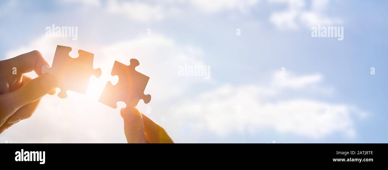 Der Mann hält ein Puzzle in der Hand. Geschäftslösungen, Erfolg und Strategiekonzept. Stockfoto