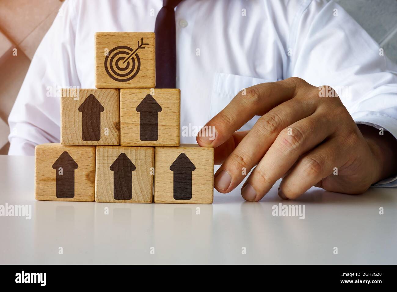 Erfolgskonzept für Unternehmen. Würfel mit Pfeilen und Ziel auf der Oberseite. Ziele erreichen. Stockfoto