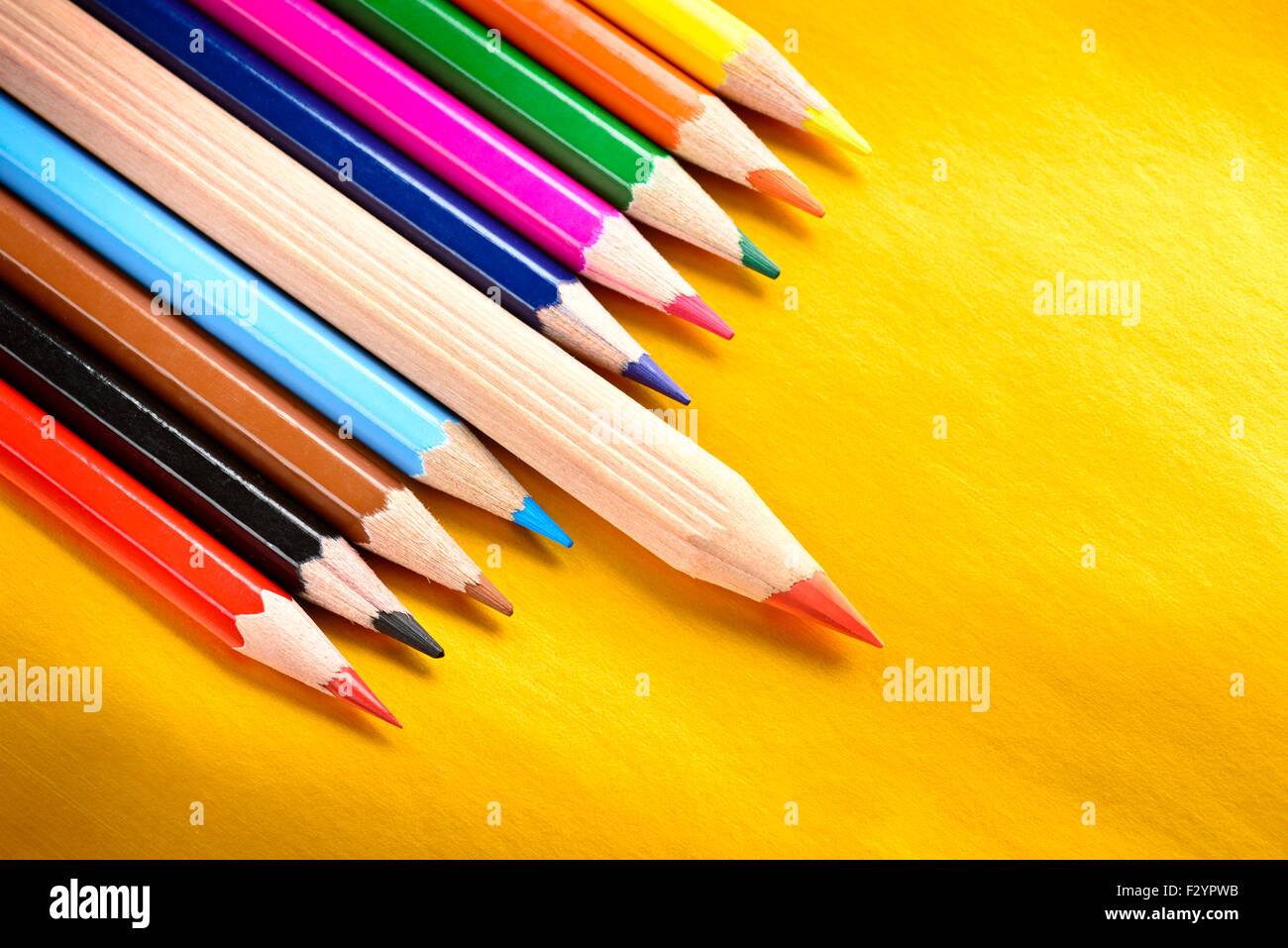 Rotstift stehend aus ein paar Buntstifte, Leadership-Konzept Stockfoto