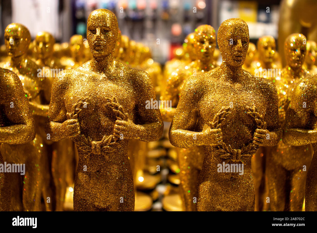 Une pile de trophées Oscar brillants dorés pour les prix du film. Souvenir au musée de cire de madame tussauds Banque D'Images