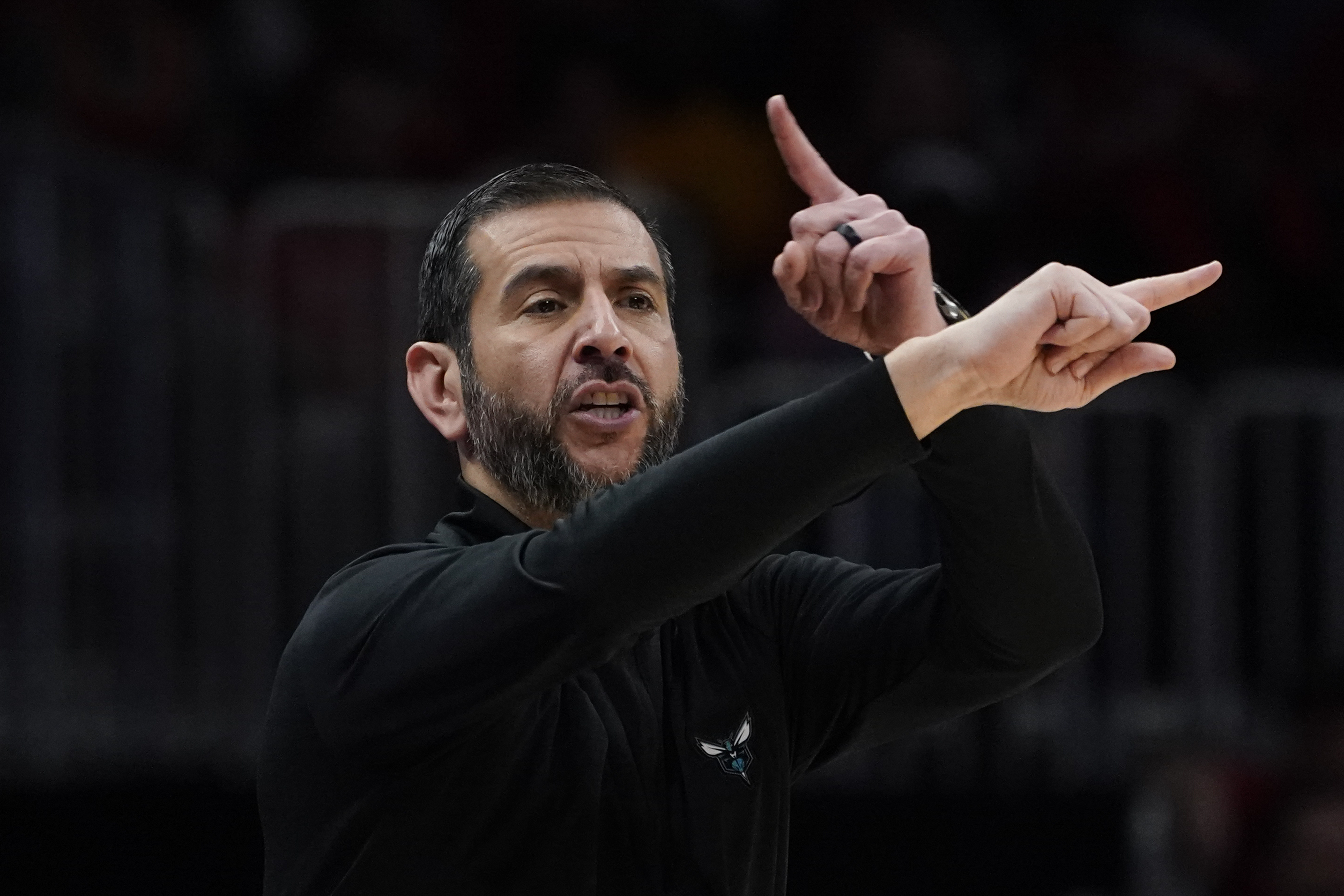 El coach James Borrego, de los Hornets de Charlotte, da instrucciones a sus jugadores durante un partido del play-in de la NBA ante los Hawks de Atlanta, el miércoles 13 de abril de 2022, en Atlanta. (AP Foto/John Bazemore)