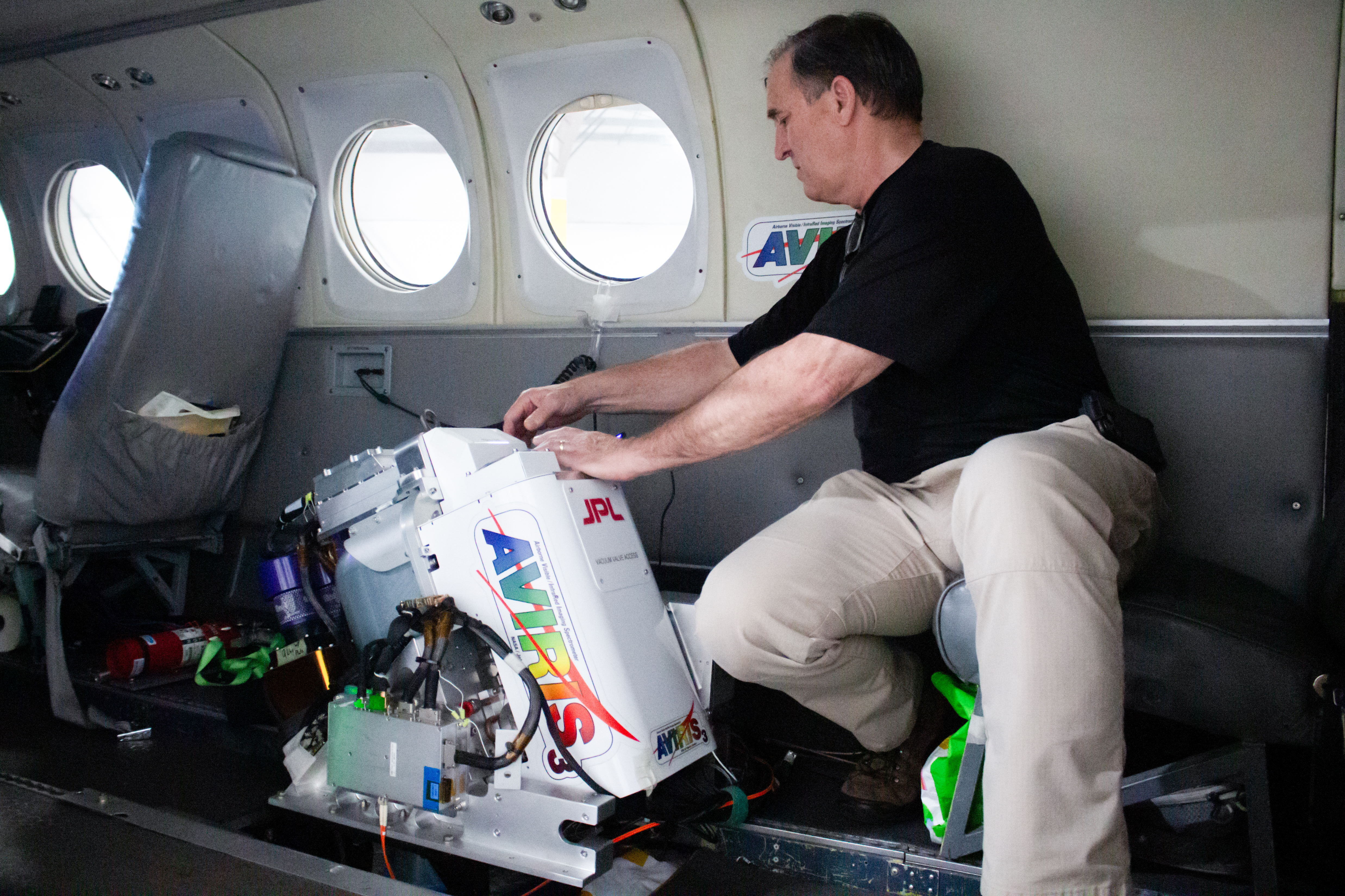 BURBANK, CA - JUNE 20: Michael Eastwood, who's worked with the spectrometers for the past 34 years, working on the AVIRIS-3 instrument at Hollywood Burbank Airport on Monday, June 20, 2024 in Burbank, CA. (Noah Haggerty / For The Times)