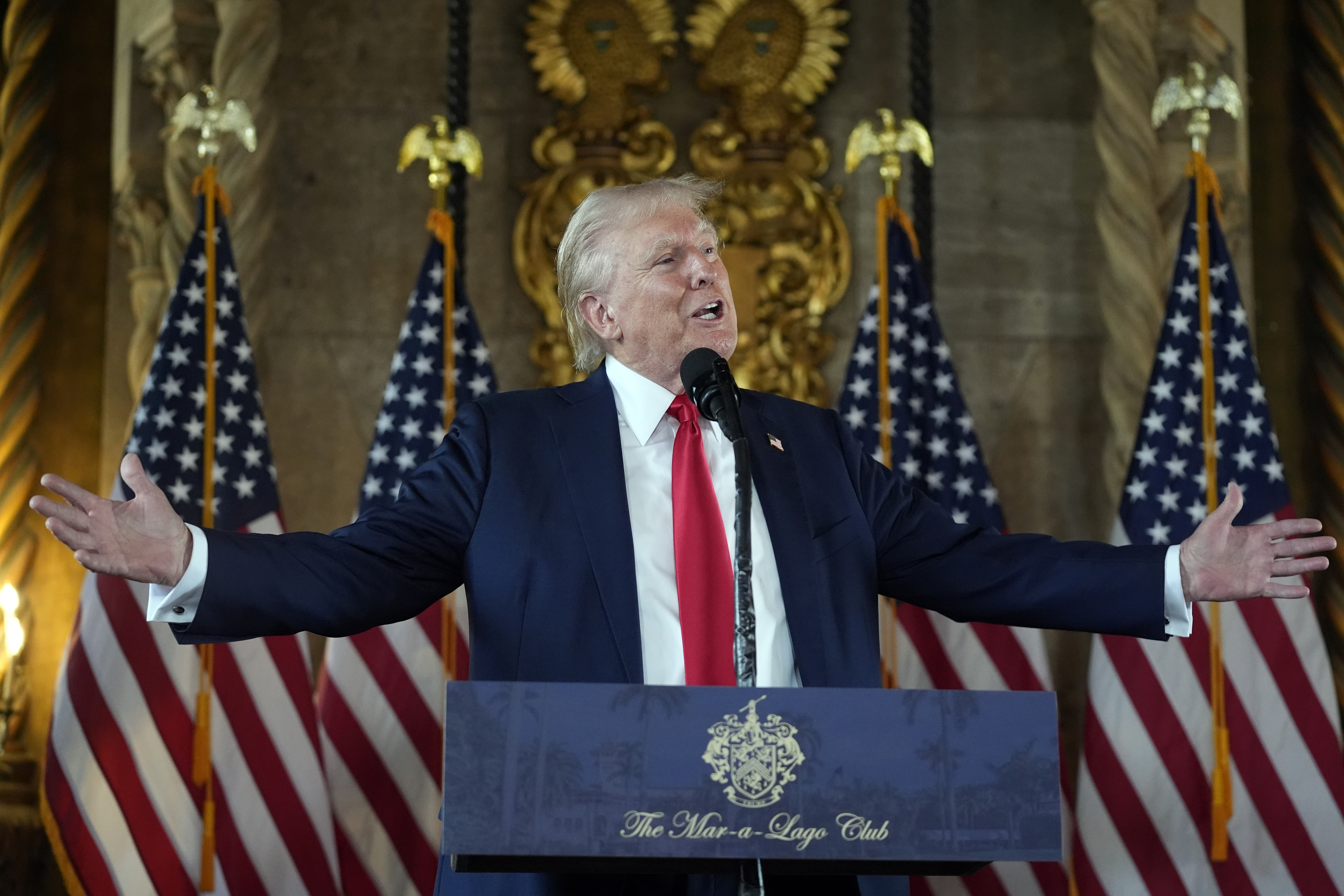 El nominado presidencial republicano Donald Trump habla con la prensa en una conferencia de prensa en su mansión de Mar-a-Lago, el jueves 8 de agosto de 2024, en Palm Beach, Florida. (AP Foto/Alex Brandon)