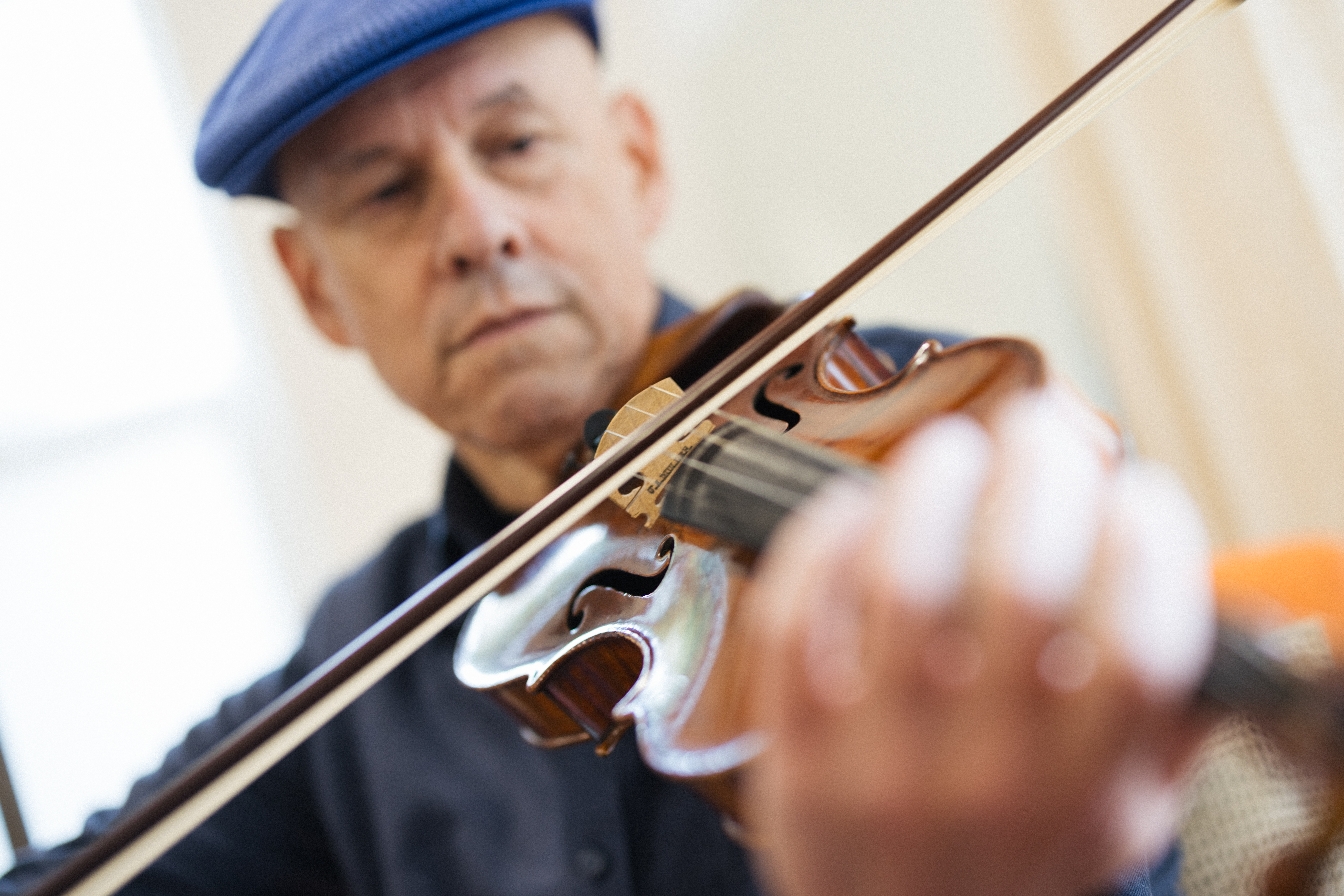 Los Angeles, CA - January 18: Marc Sazer, a veteran violinist who has recorded scores for dozens of films and TV shows, is currently Vice President of the American Federation of Musicians Local 47, representing Hollywood musicians and is photographed at his home in Los Angeles, CA, Thursday, Jan. 18, 2024. Sazer will be going into bargaining his union's next contract with the AMPTP. (Jay L. Clendenin / Los Angeles Times)