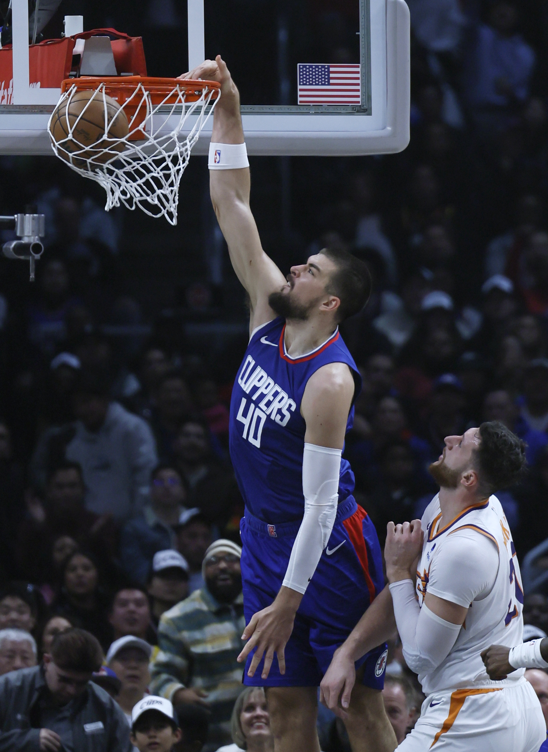 Ivica Zubac dunks for the Clippers.