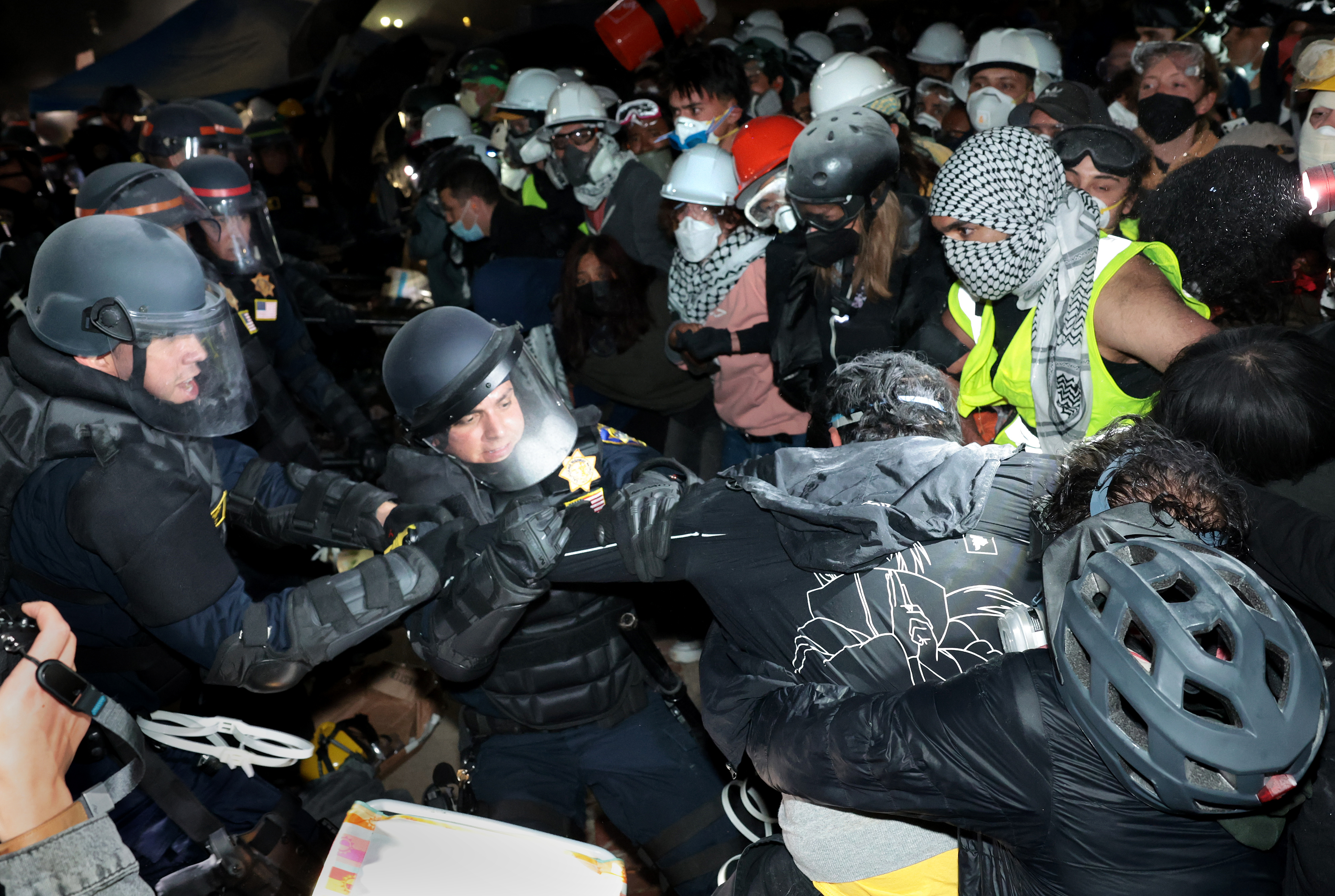 LOS ANGELES, CALIFORNIA - May 2: Police clash with pro-Palestinian protesters after an oder to disperse was given at UCLA early Thursday morning. (Wally Skalij/Los Angeles Times)