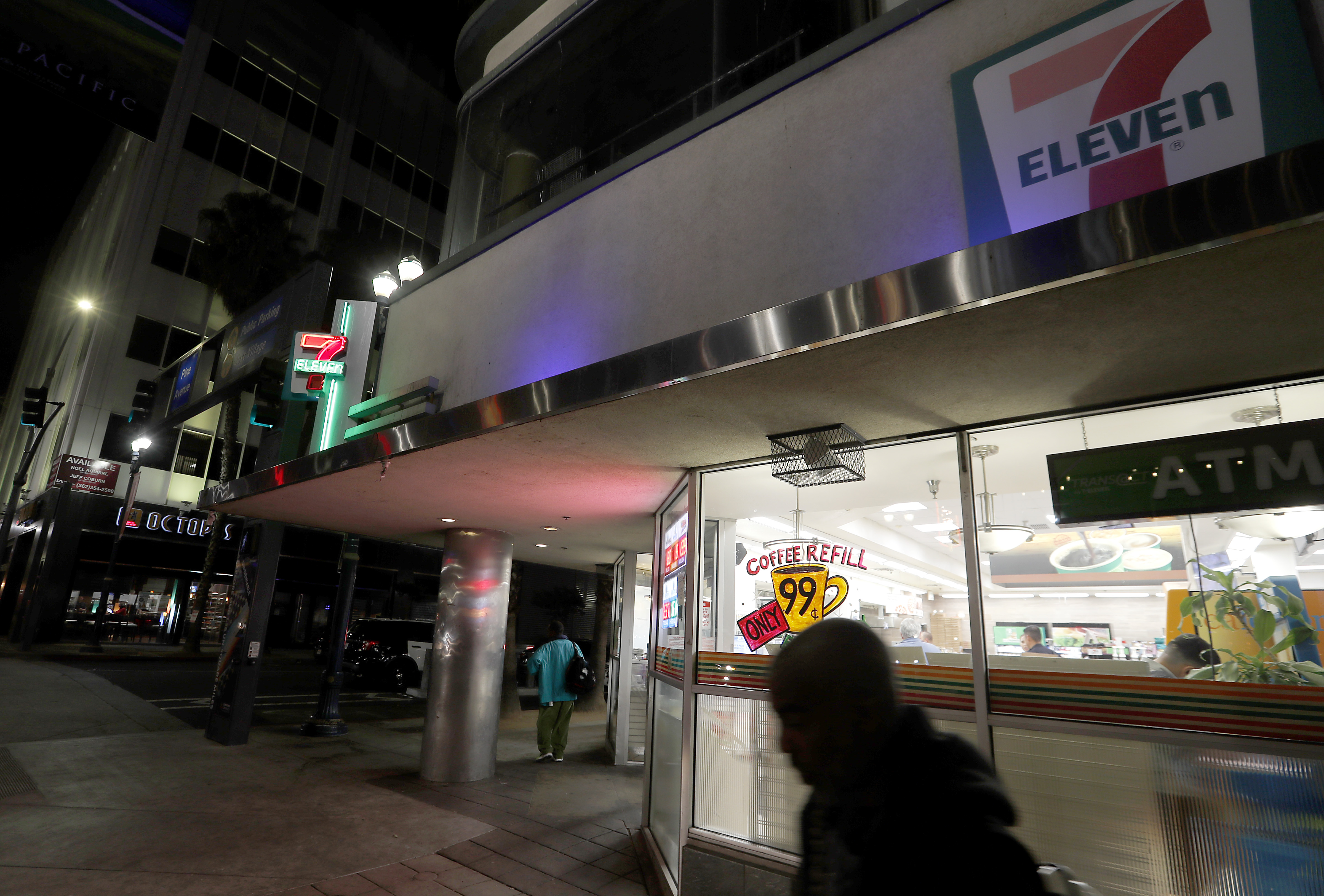 LONG BEACH, CALIF. - SEP. 34, 2019. A pair of hoimless men mill around a 7 Eleven store along Pine Avenue in Long Beach. (Luis Sinco/Los Angeles Times)