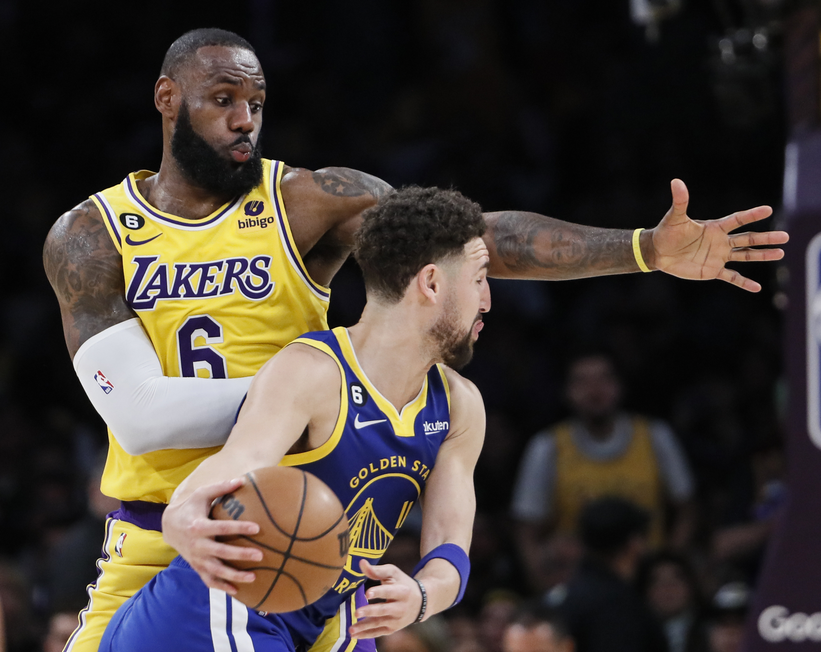 Lakers forward LeBron James (6) guards Golden State Warriors guard Klay Thompson (11)