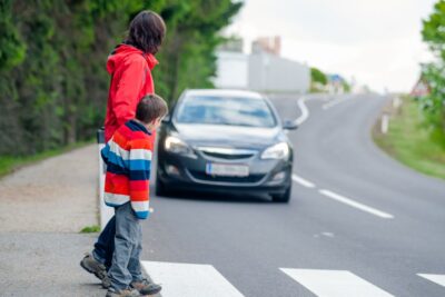 車と人の“アイコンタクト”が事故低減に効果？「ギョロ目」付きの車で東大が研究