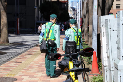 駐車違反場所でも「車に乗ってればセーフ」って本当？“緑のおじさん”がスルーしたからOK…にはならない理由を知ってる人はごく少数？