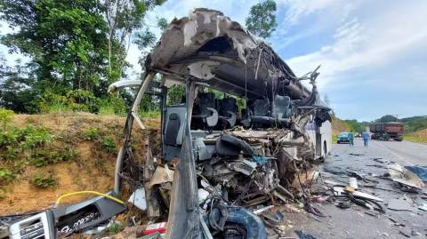 Acidente entre ônibus e carreta na AM-010 deixa ao menos quatro mortos