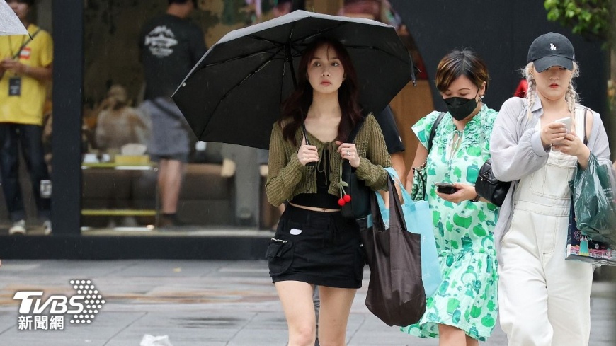 台北天氣炎熱，民眾穿防曬衣遮陽。（（圖／葉志明攝））