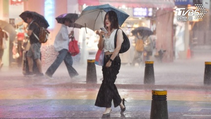 今晚變天！週末轉濕涼「2區雨最大」　最低溫時間曝