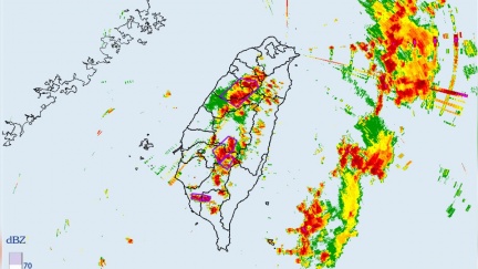 國家警報響了！大雷雨狂轟南台灣　17縣市大雨特報