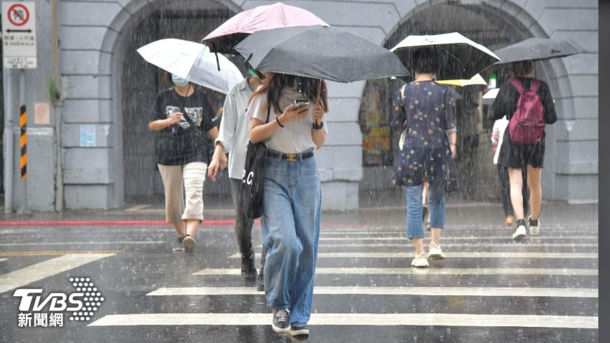 午後雨彈來了！（圖／胡瑞麒攝）