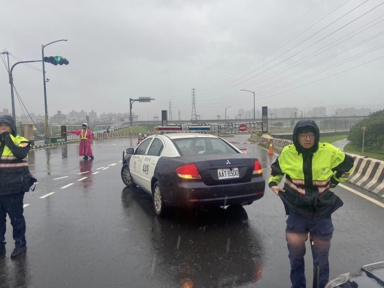 警方在疏洪道管制。（圖／警方提供）