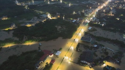 恐怖暴雨淹慘！金山淡水萬里8路不通　驚人空拍畫面曝