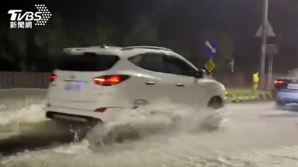 三芝大淹水！　開車上路像溯溪「濺超高水花」