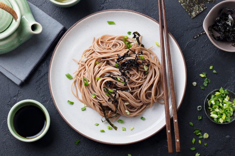 影帝愛吃沙拉、蕎麥麵，竟是因為這原因！梁朝偉戒宵夜、勤運動，凍齡養生法一次大公開