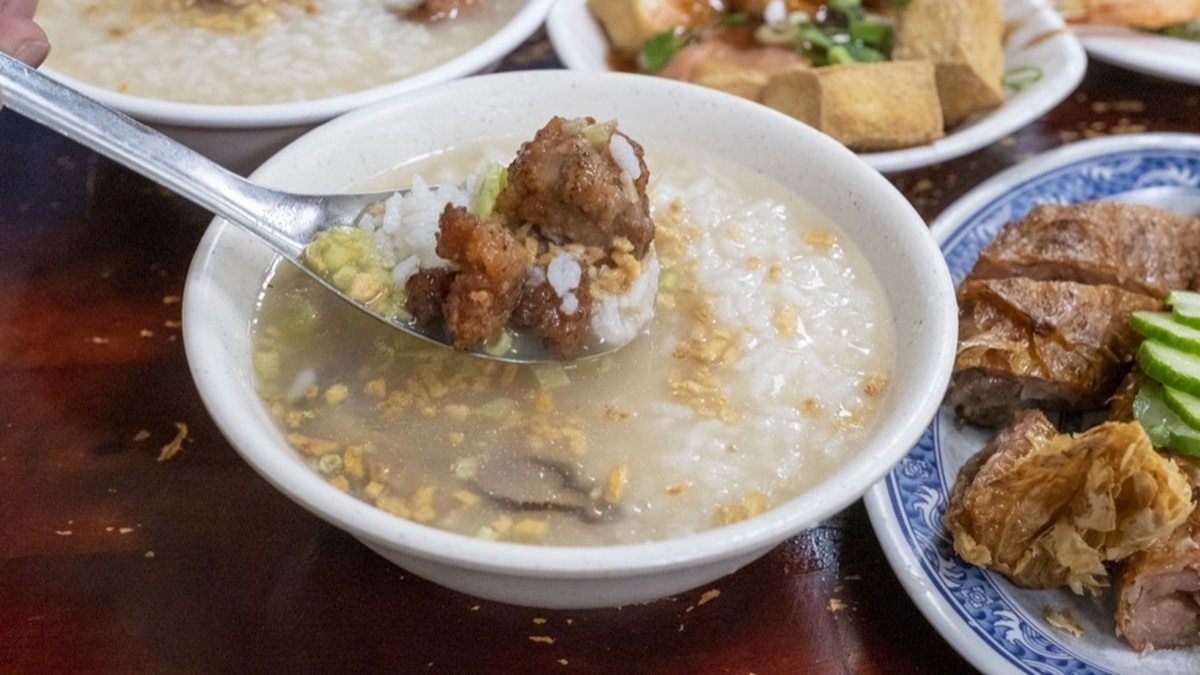 「香菇肉粥」吃起來鹹香夠味，裡面還有肉塊和香菇。（圖片來源：算命的說我很愛吃）