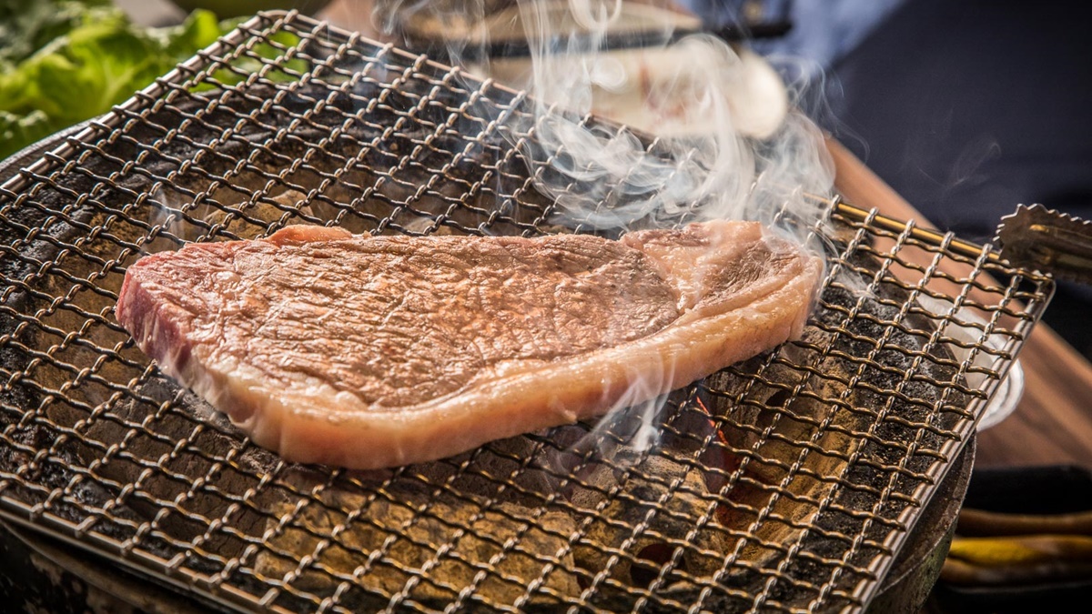 肉品推薦「熟成肋眼牛排」，肉質鮮甜無比，口感帶有嚼勁，肉質鮮嫩多汁。（圖片來源：大手牽小手。玩樂趣）