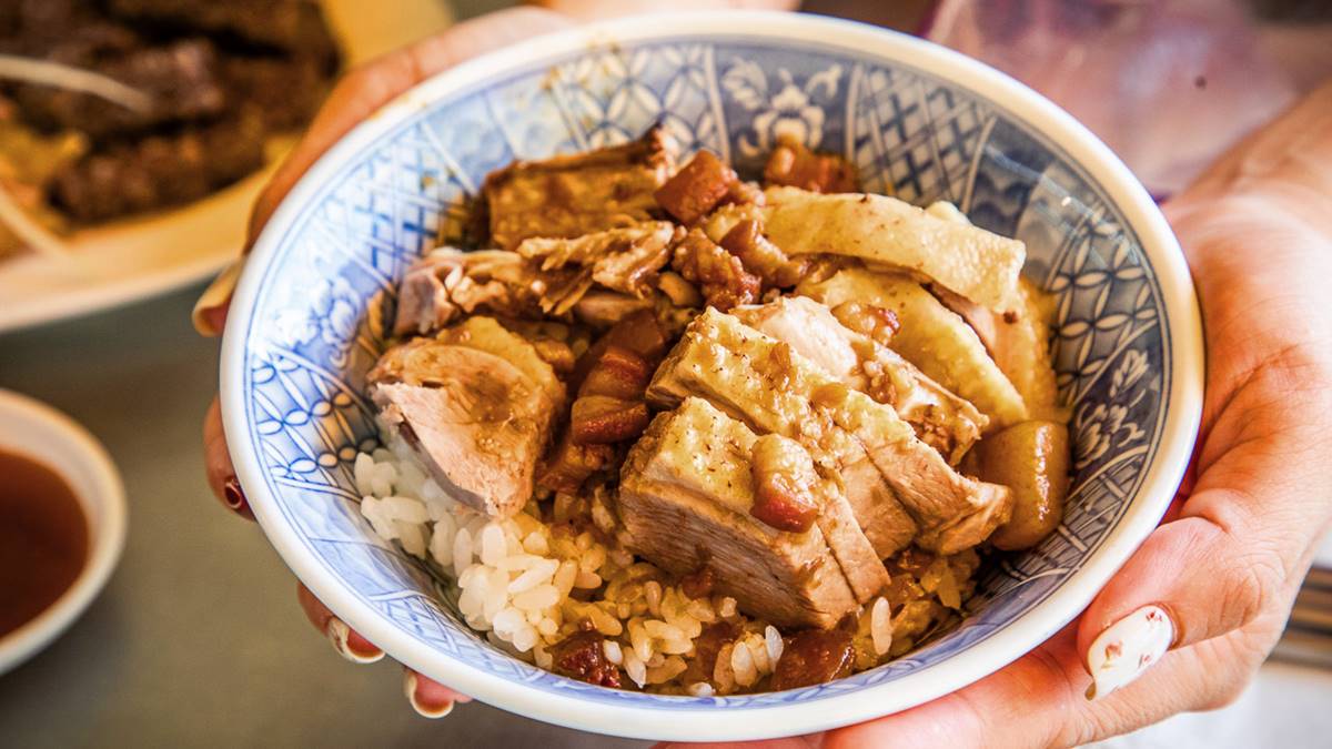 「鴨肉飯」肉量給得很足，油油亮亮看起來超迷人！（圖片來源：大手牽小手玩樂趣）