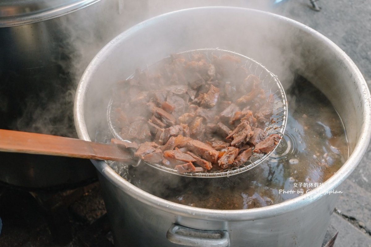 24小時都能吃！台北「高CP值牛肉麵」免費加湯喝到飽，必加銷魂辣牛油尬酸菜