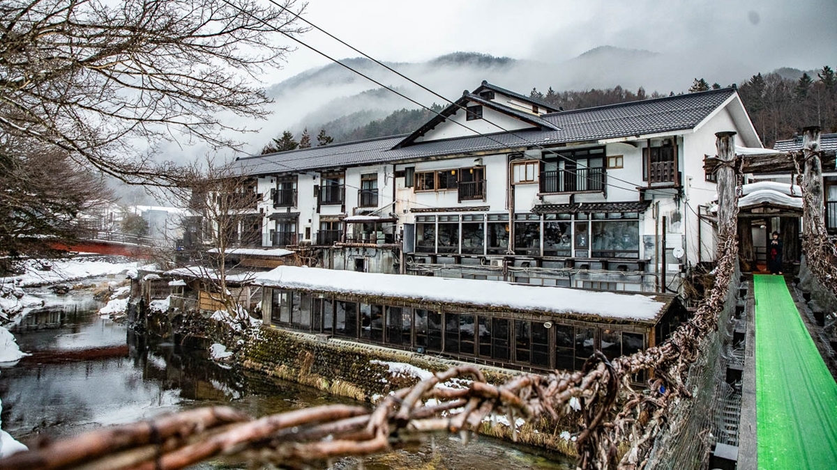 「本家伴久溫泉旅館」位在湯西川溫泉區，擁有350年歷史。（圖片來源：大手牽小手。玩樂趣）