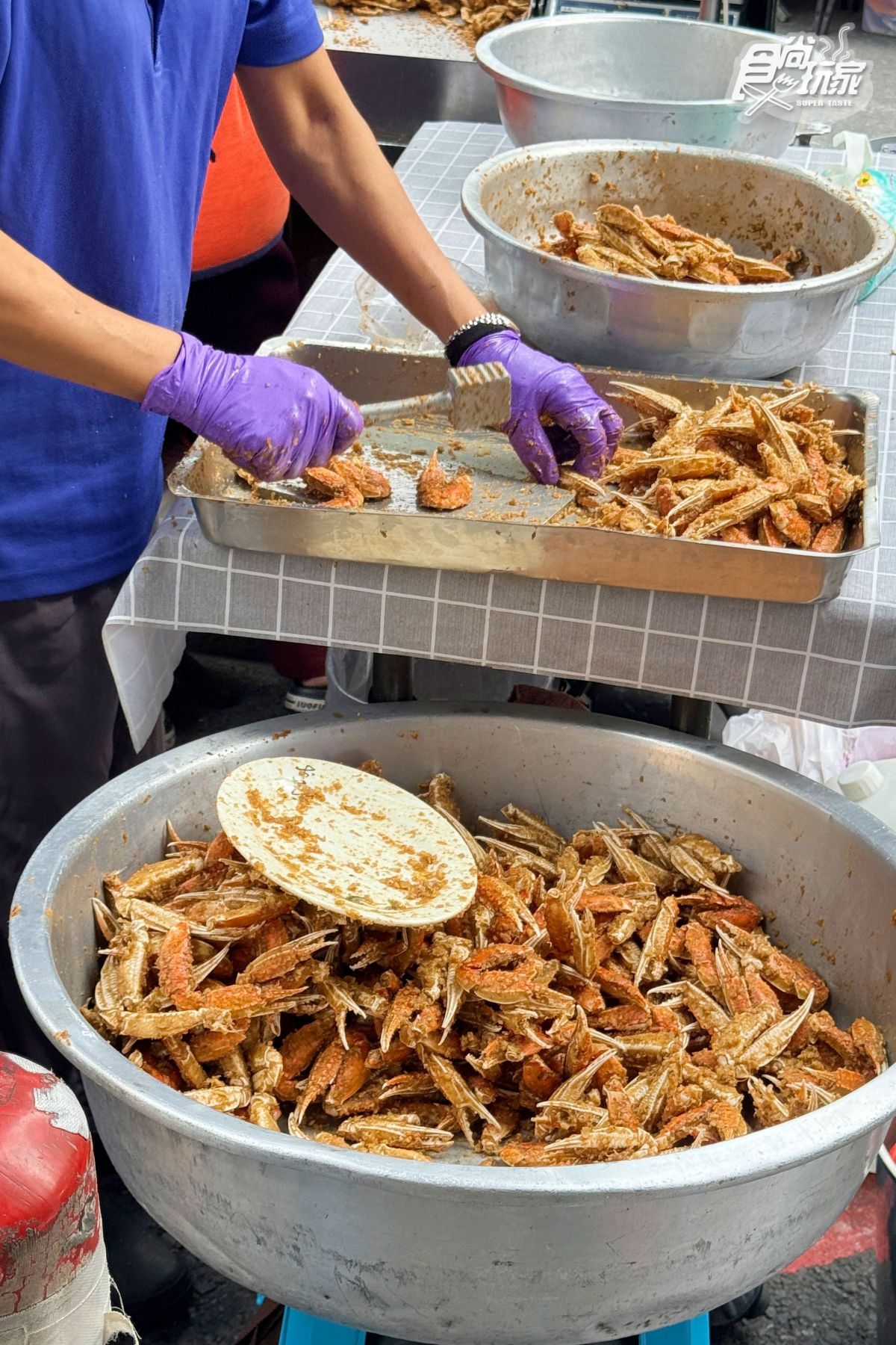 高雄夜市排隊傳奇！老字號「蒜香螃蟹」還沒開門就排爆，鐵粉狂買千元不手軟