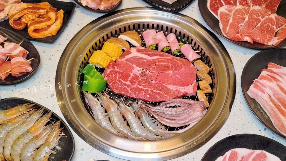 最低價位的599元就有多達25種牛肉、豬肉海鮮等食材可以無限嗑。（圖片來源：小凉的美食小天地）