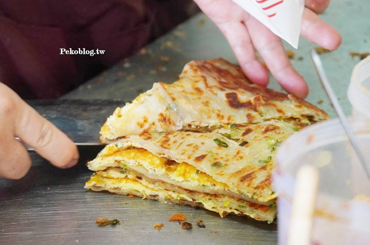 東區巨無霸「蔥油餅包飯糰」重出江湖！新攤位地點曝光，超大分量照樣吃到撐