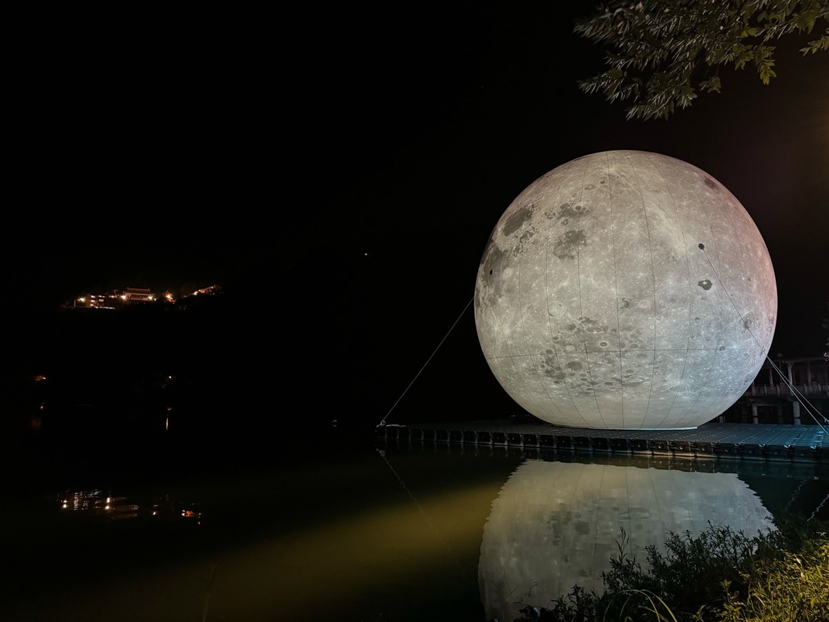 湖面驚見巨大月球降落！全台４大中秋必拍夢幻景點：日夜水舞秀、巨型玉兔