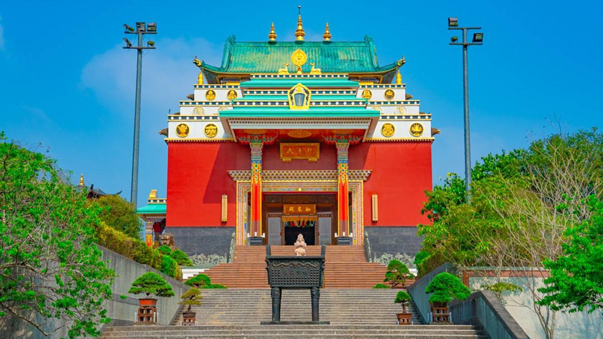 「噶瑪噶居寺」色彩繽紛的建築，看起來就像台版小西藏。（圖片來源：懷陞足跡）