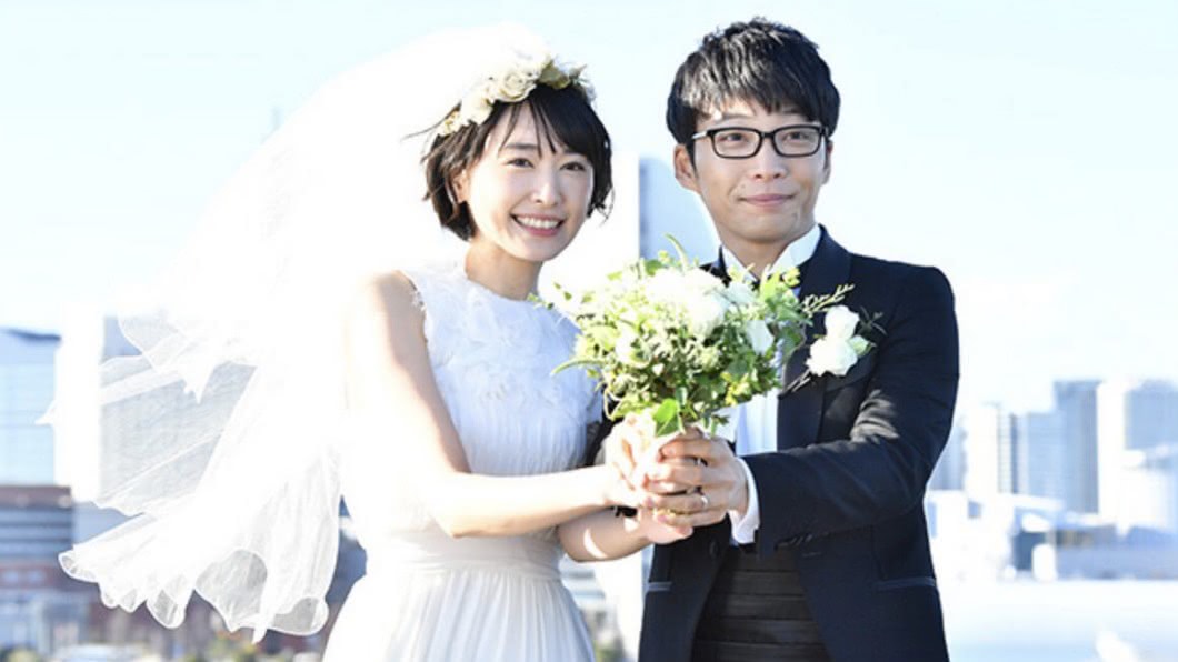 新垣結衣（左）和星野源（右）婚後一舉一動備受關注。（圖／翻攝自TBS「逃げるは恥だが役に立つ」推特）