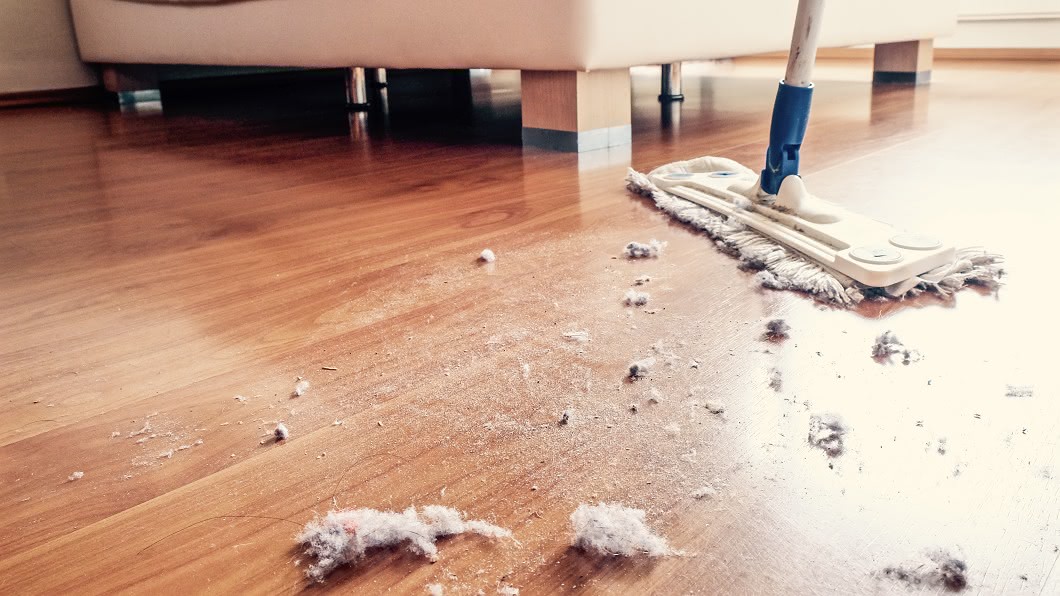 女子常在床板下掃出灰塵、沙子，沒想到是遭白蟻入侵。（示意圖／shutterstock達志影像）