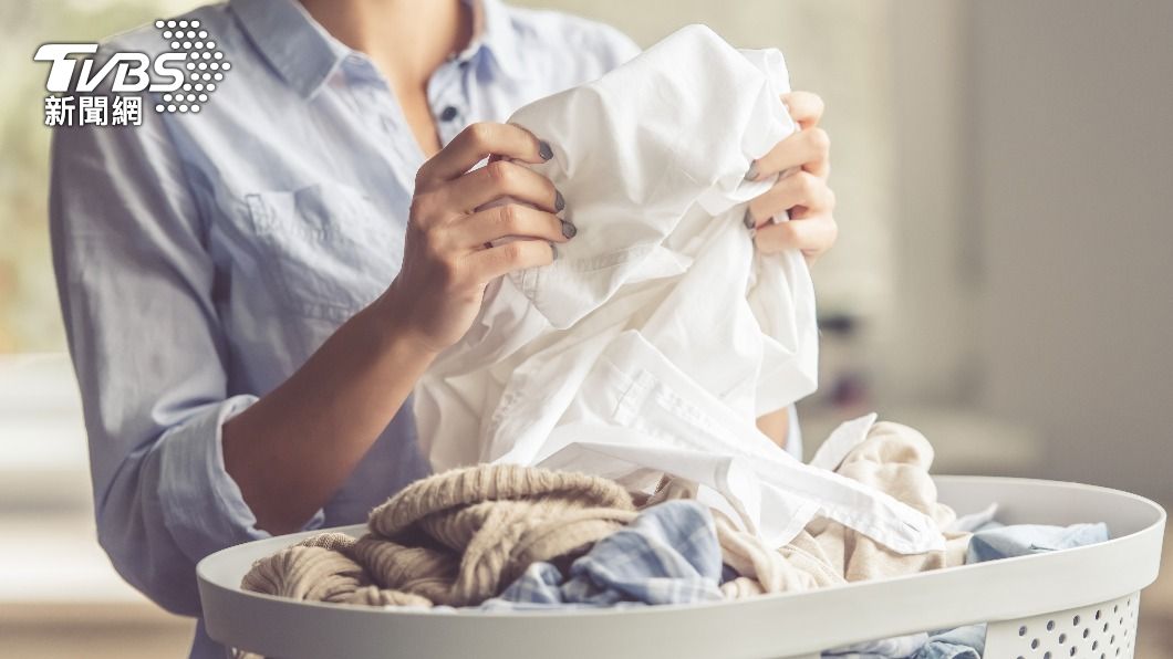 白色衣服百搭，但卻容易染色。（示意圖，非當事人／Shutterstock達志影像）