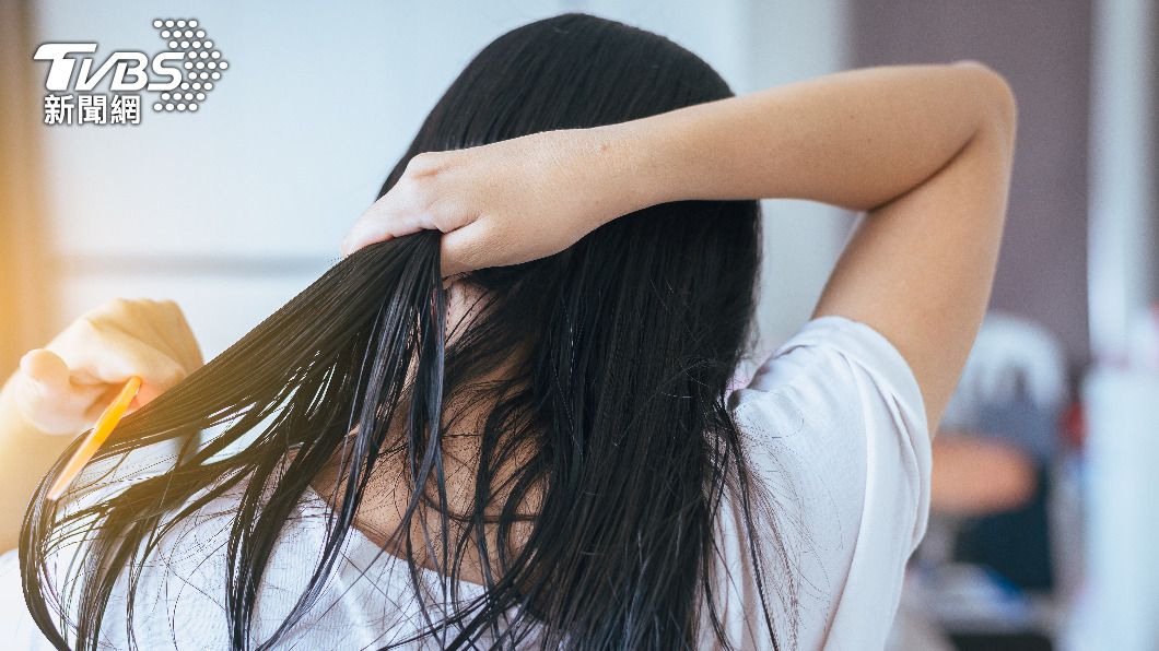 一名女子分享，留了多年的心愛長髮近日被媽媽逼著剪掉了。（示意圖／Shutterstock達志影像）