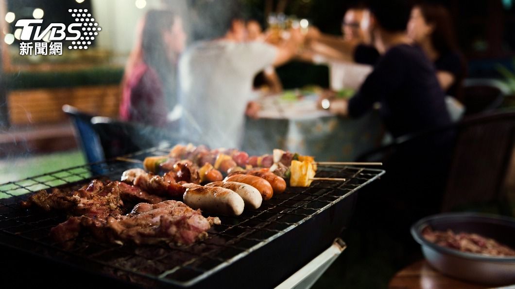 中秋烤肉聚餐注意別過量。（示意圖／Shutterstock達志影像）