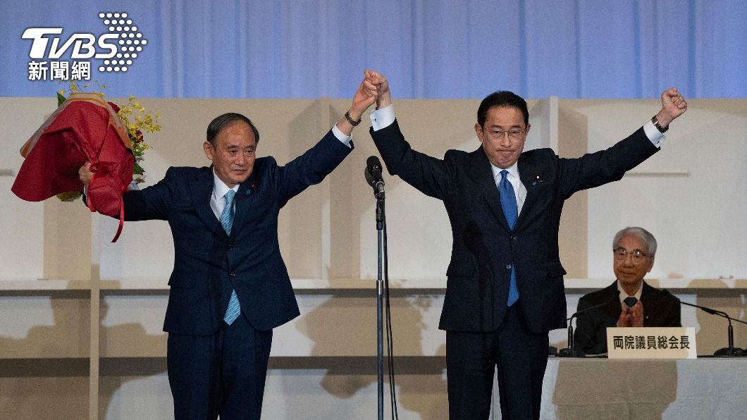 岸田文雄(右)當選自民黨新任總裁，菅義偉(左)將卸任首相。（圖／達志影像美聯社）